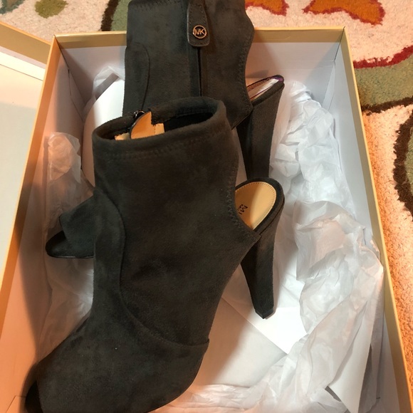 Michael Kors pero toe booties. NWT! Size 9. Gray. - Picture 3 of 4